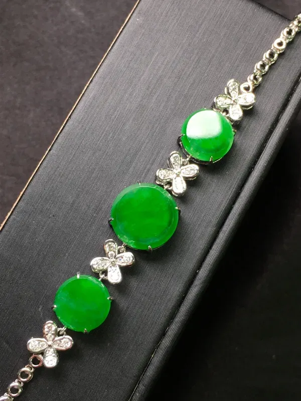 阳绿平安扣手链，18k金豪华镶钻，无纹无裂，种好色好，质量杠杠的，性价比超高