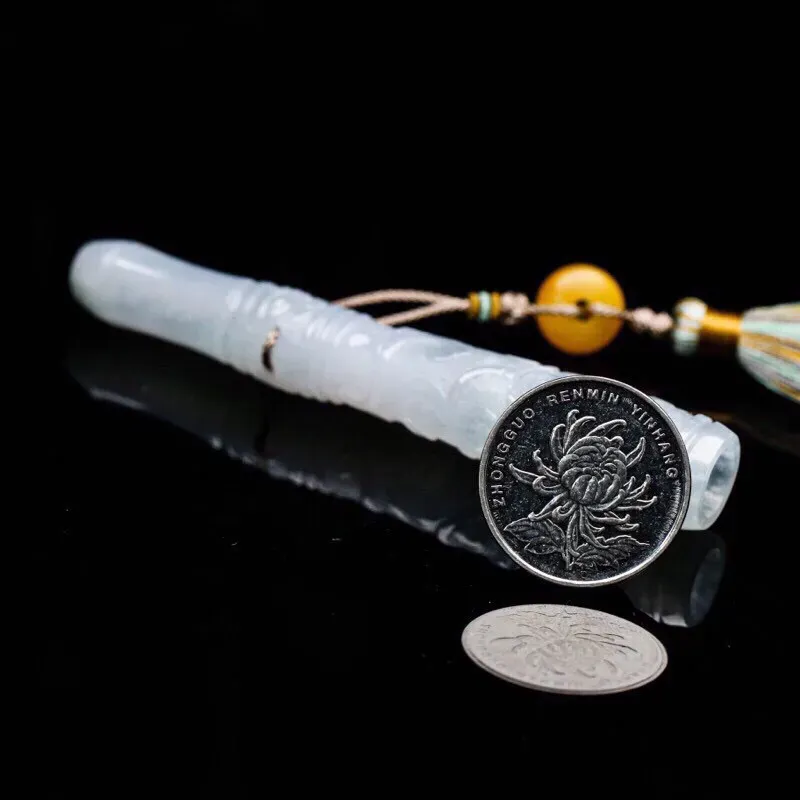 推荐款烟嘴翡翠，简约大气，便于随身携带。雕琢细致，配珠为饰珠，尺寸89*13.4mm。