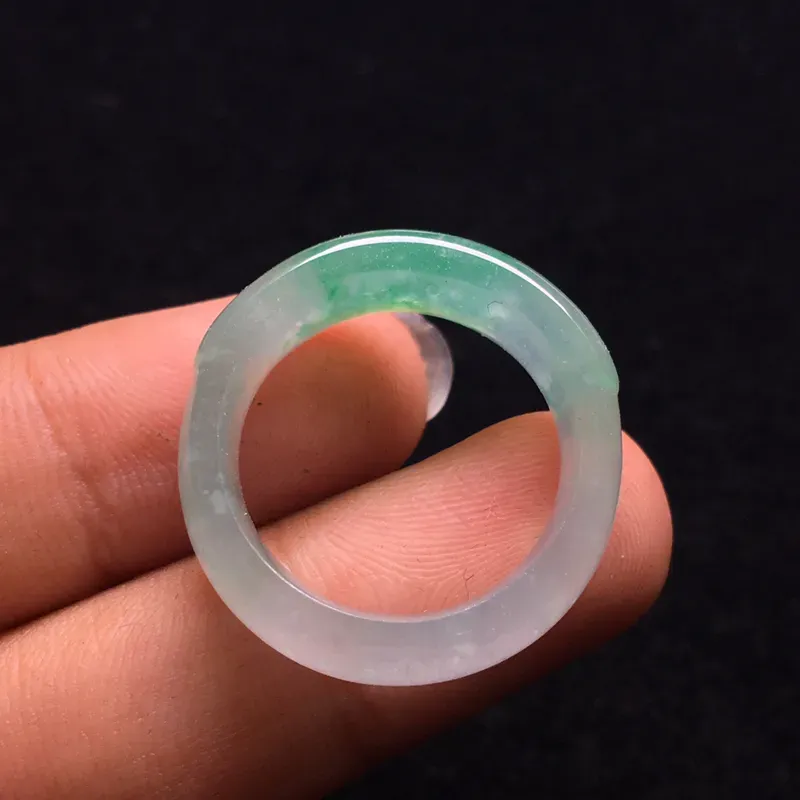高冰飘绿指环戒指，飘花灵动，种好通透，翠绿欲滴，冰透细腻，种水足，整体：6*23*4，圈口：15