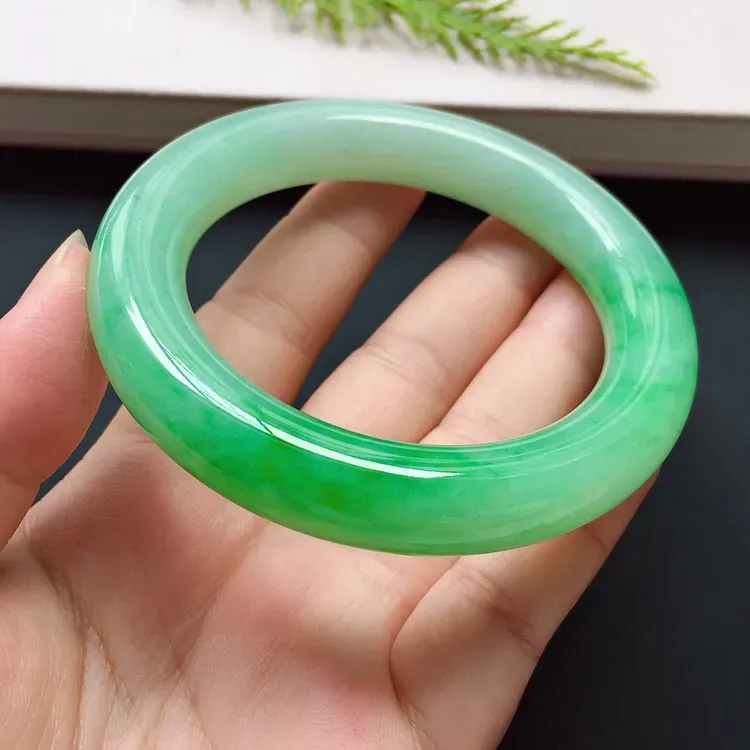 圆条53mm，糯种阳绿手镯，底子细腻，青翠鲜绿，高贵奢华