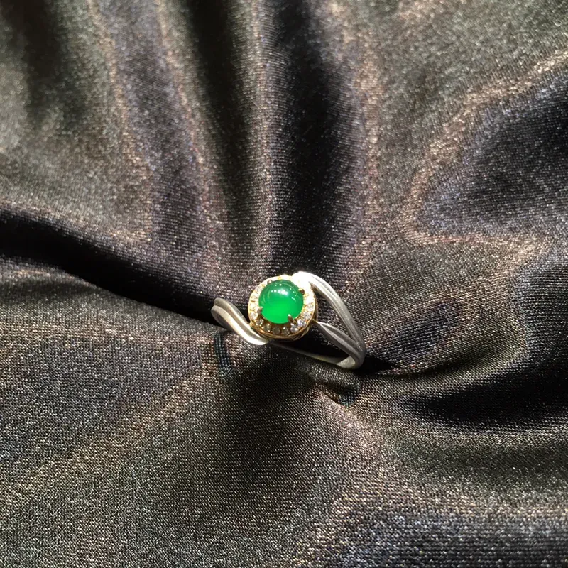老坑种辣绿色戒指 18Ｋ金分色镶嵌  简单奢华 上手很好看 裸石尺寸4.8*4.7*3