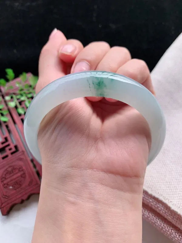 正装61-62圈口老坑飘花缅甸天然翡翠A货手镯，尺寸61.6×13.7×8.8mm重量73.49g