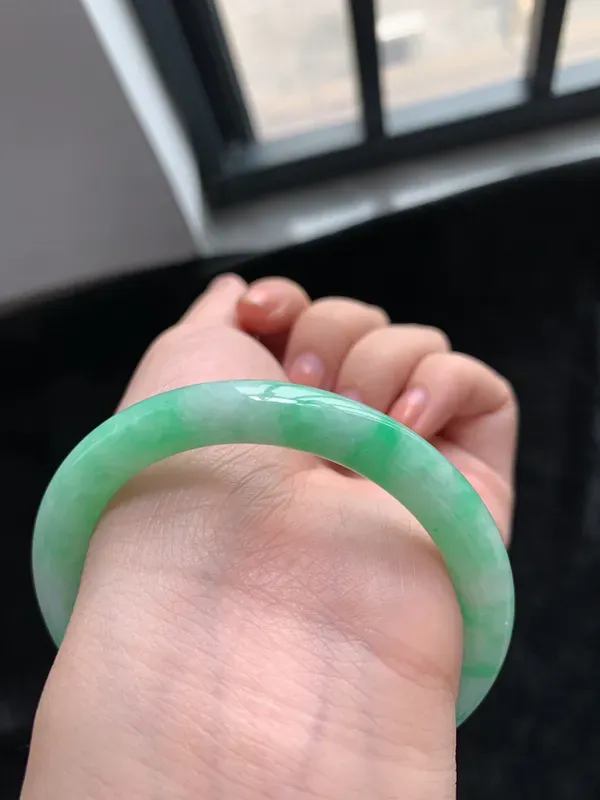 缅甸a货翡翠糯种带色圆条手镯54mm，玉质细腻，冰润透亮，花色清爽，条形大方得体，佩戴效果好