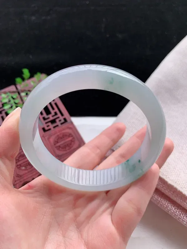 正装61-62圈口老坑飘花缅甸天然翡翠A货手镯，尺寸61.6×13.7×8.8mm重量73.49g