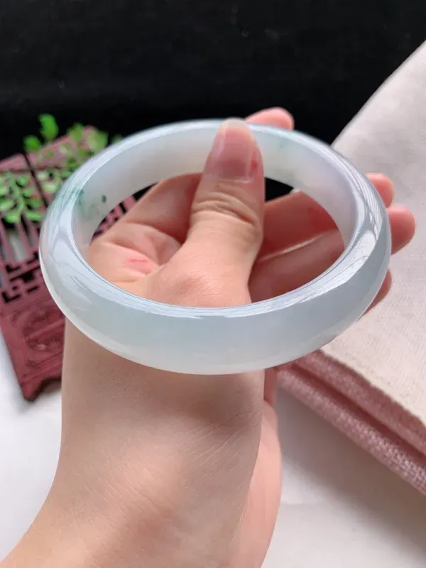 正装61-62圈口老坑飘花缅甸天然翡翠A货手镯，尺寸61.6×13.7×8.8mm重量73.49g