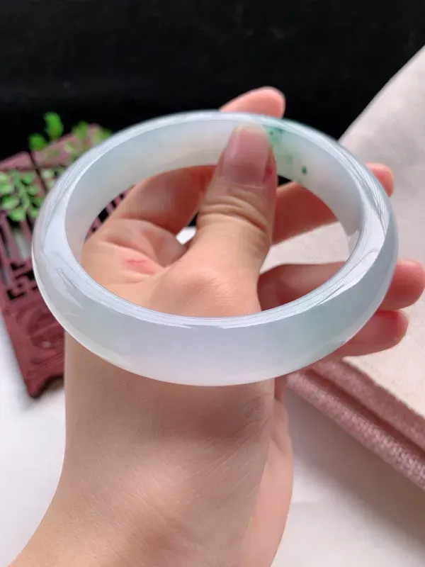 正装61-62圈口老坑飘花缅甸天然翡翠A货手镯，尺寸61.6×13.7×8.8mm重量73.49g