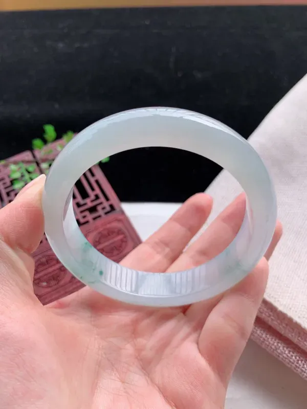 正装61-62圈口老坑飘花缅甸天然翡翠A货手镯，尺寸61.6×13.7×8.8mm重量73.49g