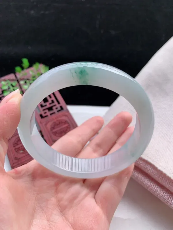 正装61-62圈口老坑飘花缅甸天然翡翠A货手镯，尺寸61.6×13.7×8.8mm重量73.49g