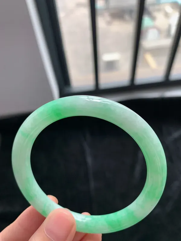 缅甸a货翡翠糯种带色圆条手镯54mm，玉质细腻，冰润透亮，花色清爽，条形大方得体，佩戴效果好