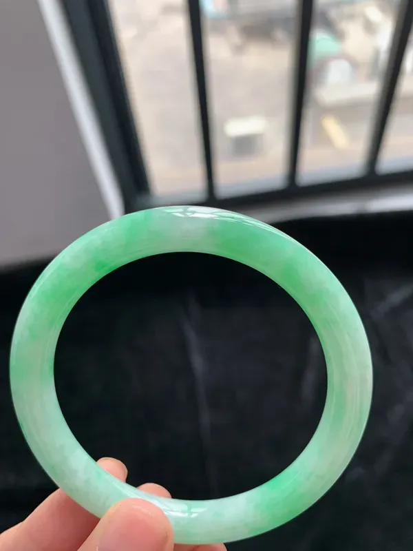 缅甸a货翡翠糯种带色圆条手镯54mm，玉质细腻，冰润透亮，花色清爽，条形大方得体，佩戴效果好