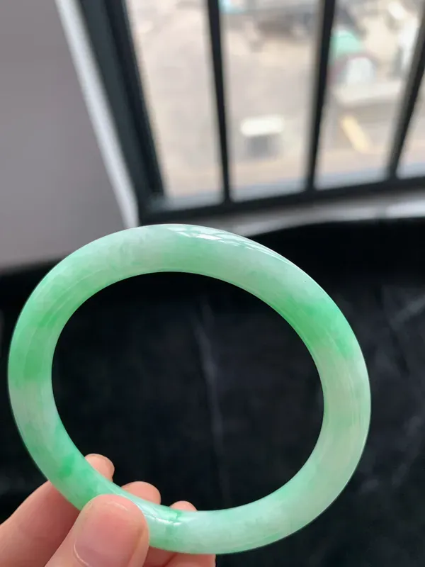 缅甸a货翡翠糯种带色圆条手镯54mm，玉质细腻，冰润透亮，花色清爽，条形大方得体，佩戴效果好