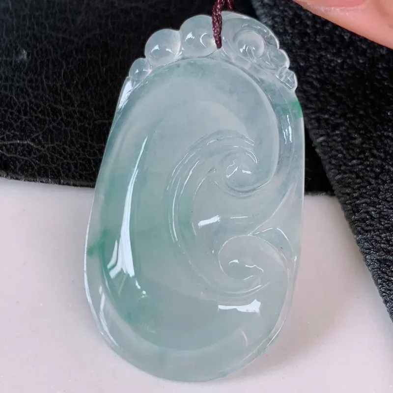 【自然光实拍~冰飘花吉祥如意翡翠挂件,冰透,饱满,种水足,工艺精湛 ,配戴精美!#194.4尺寸36.5*21.5*5.2】图2