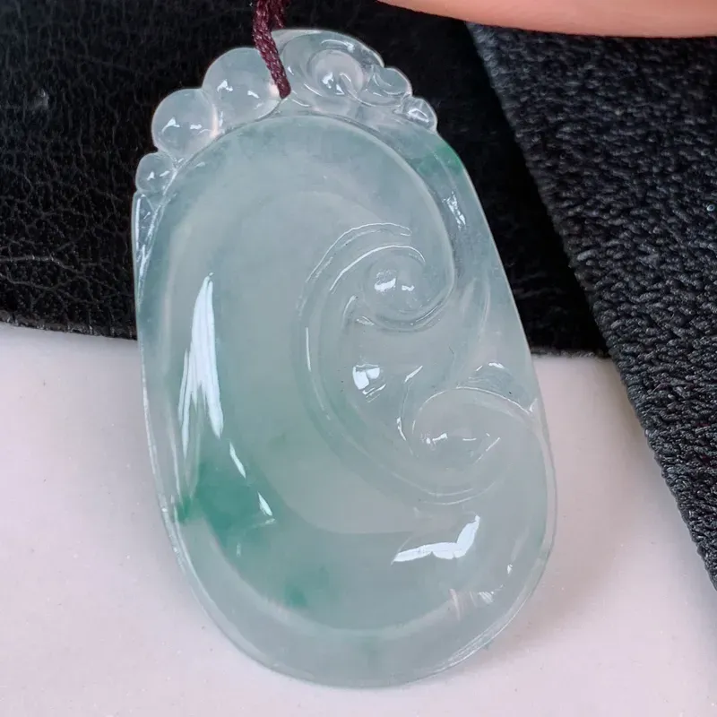 【自然光实拍~冰飘花吉祥如意翡翠挂件,冰透,饱满,种水足,工艺精湛 ,配戴精美!#194.4尺寸36.5*21.5*5.2】图1