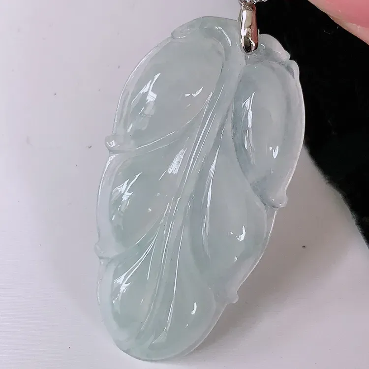【自然光实拍~冰金枝玉叶翡翠吊坠,叶子挂件,水水润润的料子,清新透彻,莹润且起胶,配图银扣,佩戴事业有成!#118.4尺寸46.6*25*5】图3