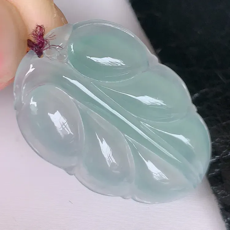 【自然光实拍~冰金枝玉叶翡翠吊坠,叶子挂件,水水润润的料子,清新透彻,莹润且起胶,佩戴事业有成!#194.4尺寸35*22*5】图1