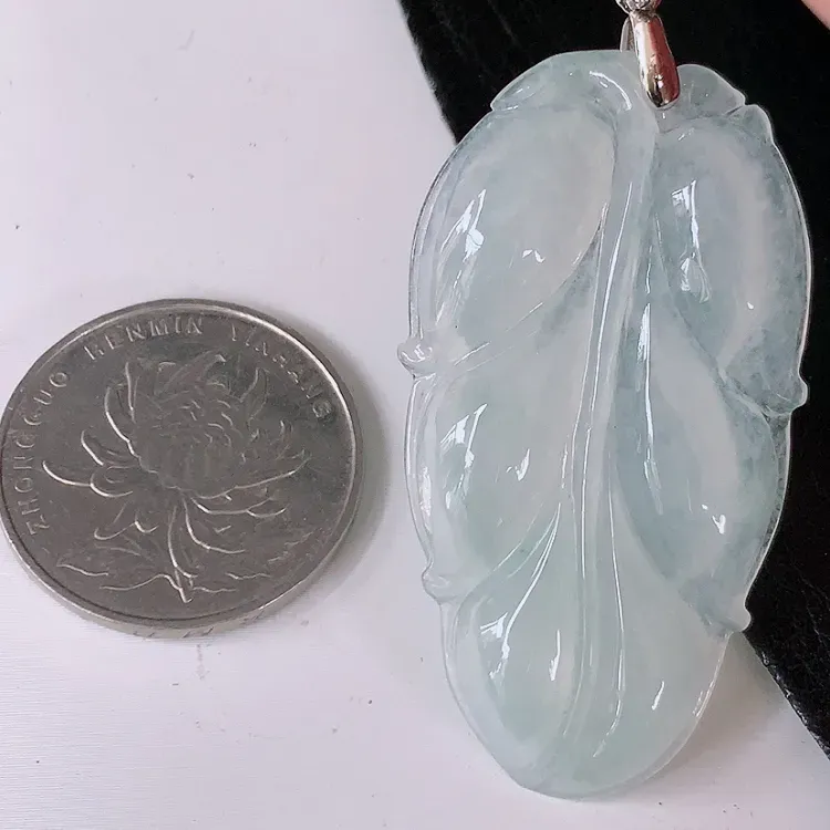 【自然光实拍~冰金枝玉叶翡翠吊坠,叶子挂件,水水润润的料子,清新透彻,莹润且起胶,配图银扣,佩戴事业有成!#118.4尺寸46.6*25*5】图7