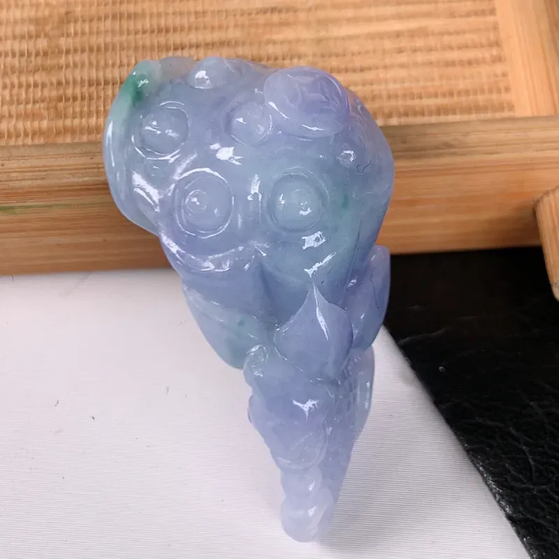 【自然光实拍~冰润紫罗兰招财莲蓬翡翠挂件,寓和和美美,财源广进,雕工婉约,栩栩如生,有和美之寓意,上身效果优雅迷人!#125.4尺寸36.5*20*13】图2