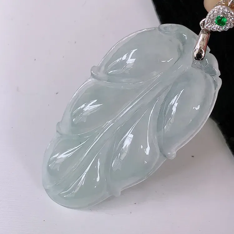 【自然光实拍~冰金枝玉叶翡翠吊坠,叶子挂件,水水润润的料子,清新透彻,莹润且起胶,配图银扣,佩戴事业有成!#118.4尺寸46.6*25*5】图2