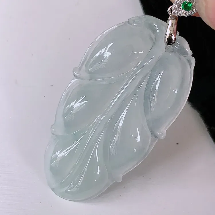 【自然光实拍~冰金枝玉叶翡翠吊坠,叶子挂件,水水润润的料子,清新透彻,莹润且起胶,配图银扣,佩戴事业有成!#118.4尺寸46.6*25*5】图5