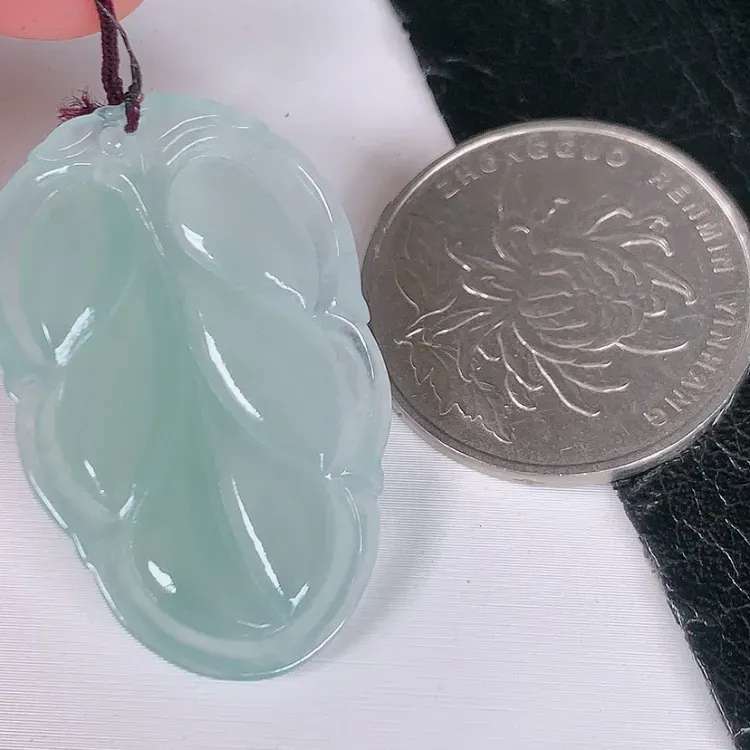 【自然光实拍~冰金枝玉叶翡翠吊坠,叶子挂件,水水润润的料子,清新透彻,莹润且起胶,佩戴事业有成!#194.4尺寸35*22*5】图7