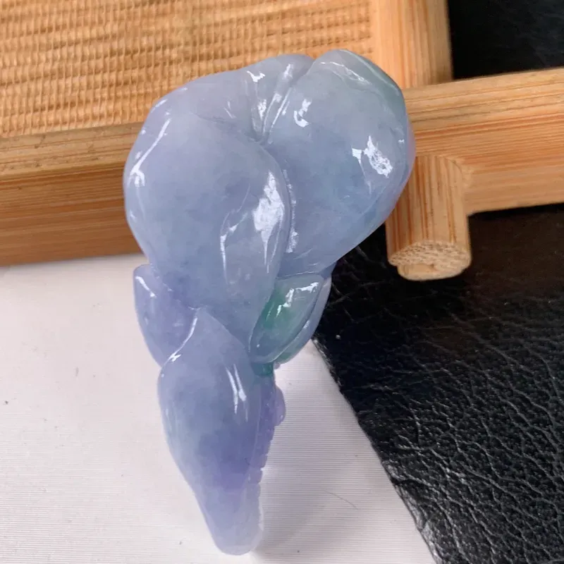 【自然光实拍~冰润紫罗兰招财莲蓬翡翠挂件,寓和和美美,财源广进,雕工婉约,栩栩如生,有和美之寓意,上身效果优雅迷人!#125.4尺寸36.5*20*13】图3