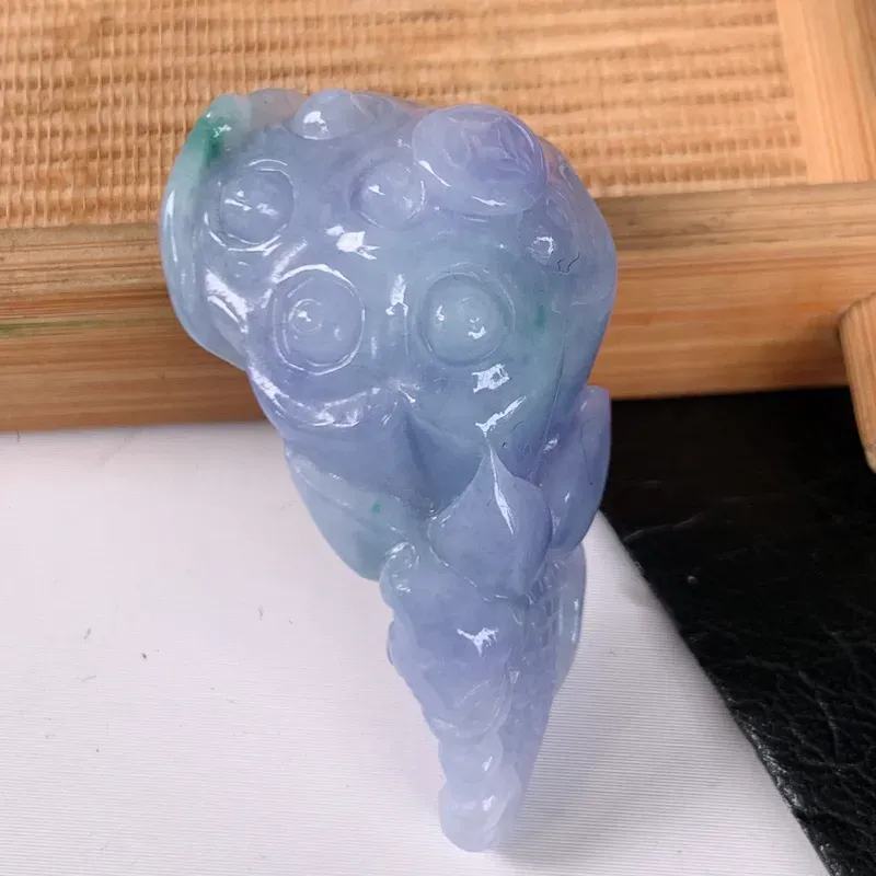【自然光实拍~冰润紫罗兰招财莲蓬翡翠挂件,寓和和美美,财源广进,雕工婉约,栩栩如生,有和美之寓意,上身效果优雅迷人!#125.4尺寸36.5*20*13】图6