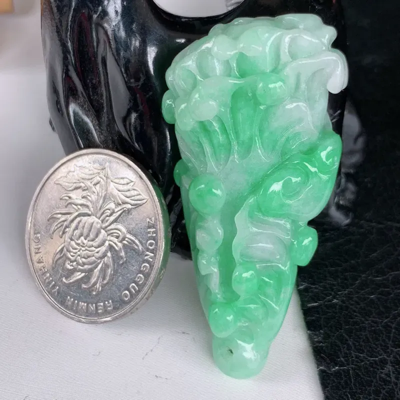【自然光实拍~ 冰润飘绿佰财聚来翡翠挂件,白菜挂件,寓意“佰财聚来,财源滚滚”色泽鲜艳,佩戴效果优雅迷人!#192.4尺寸48.8*24.2*14.8】图5