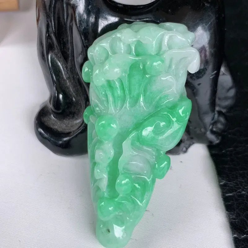 【自然光实拍~ 冰润飘绿佰财聚来翡翠挂件,白菜挂件,寓意“佰财聚来,财源滚滚”色泽鲜艳,佩戴效果优雅迷人!#192.4尺寸48.8*24.2*14.8】图4