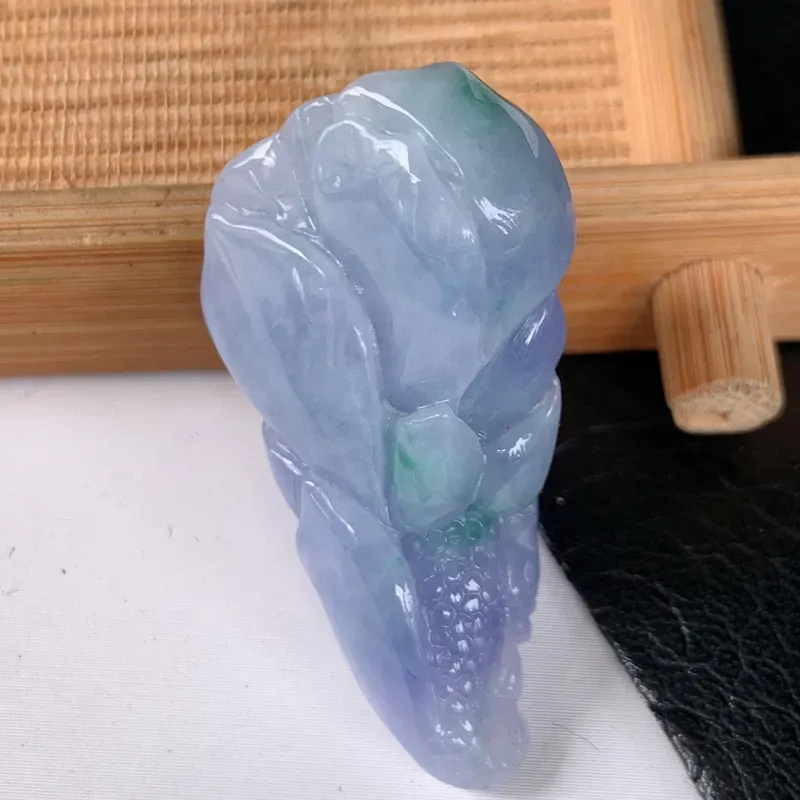 【自然光实拍~冰润紫罗兰招财莲蓬翡翠挂件,寓和和美美,财源广进,雕工婉约,栩栩如生,有和美之寓意,上身效果优雅迷人!#125.4尺寸36.5*20*13】图5