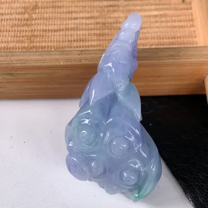【自然光实拍~冰润紫罗兰招财莲蓬翡翠挂件,寓和和美美,财源广进,雕工婉约,栩栩如生,有和美之寓意,上身效果优雅迷人!#125.4尺寸36.5*20*13】图4