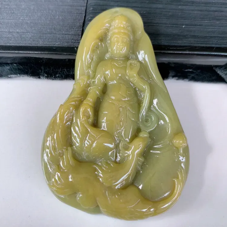 【自然光实拍~冰润黄翡凤凰观音翡翠挂件,凤凰观音,寓意善良,慈悲,吉祥与和谐。如此集天地万物灵气与一身的美玉,静谧 端庄。大件厚装,出神入化,佩戴效果优雅迷人,性价比超值!#161.4尺寸64*42.8*8】图1