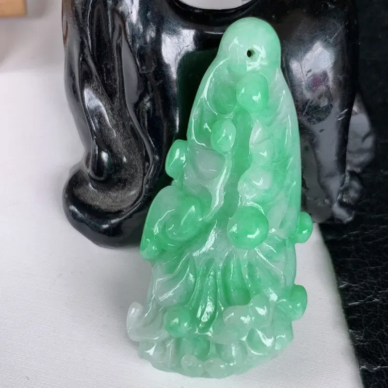【自然光实拍~ 冰润飘绿佰财聚来翡翠挂件,白菜挂件,寓意“佰财聚来,财源滚滚”色泽鲜艳,佩戴效果优雅迷人!#192.4尺寸48.8*24.2*14.8】图3