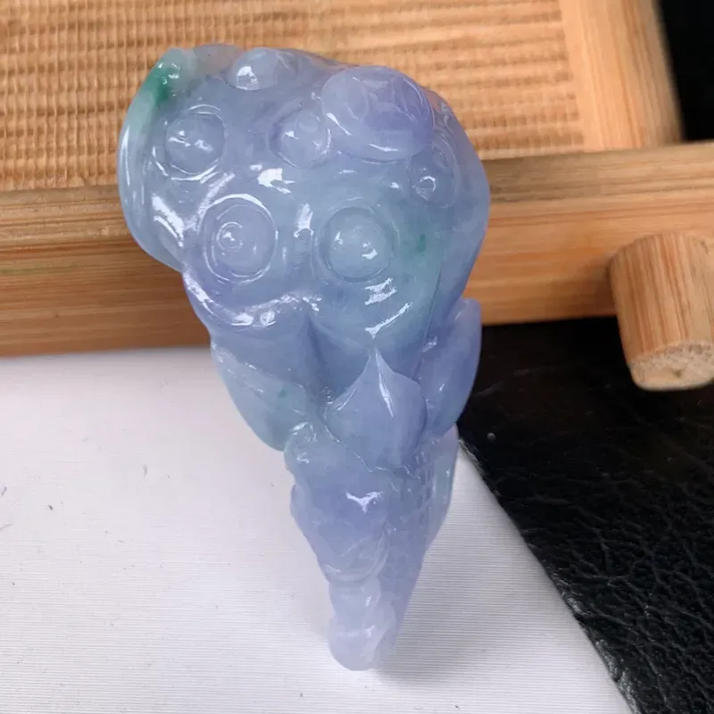 【自然光实拍~冰润紫罗兰招财莲蓬翡翠挂件,寓和和美美,财源广进,雕工婉约,栩栩如生,有和美之寓意,上身效果优雅迷人!#125.4尺寸36.5*20*13】图1
