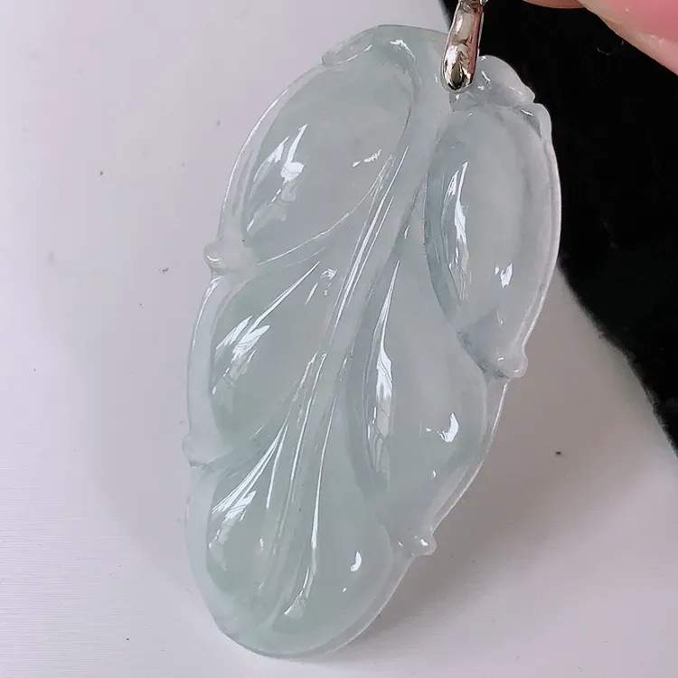 【自然光实拍~冰金枝玉叶翡翠吊坠,叶子挂件,水水润润的料子,清新透彻,莹润且起胶,配图银扣,佩戴事业有成!#118.4尺寸46.6*25*5】图4