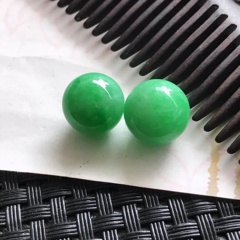 天然翡翠阳绿珠子颜色好编号699尺寸12mm