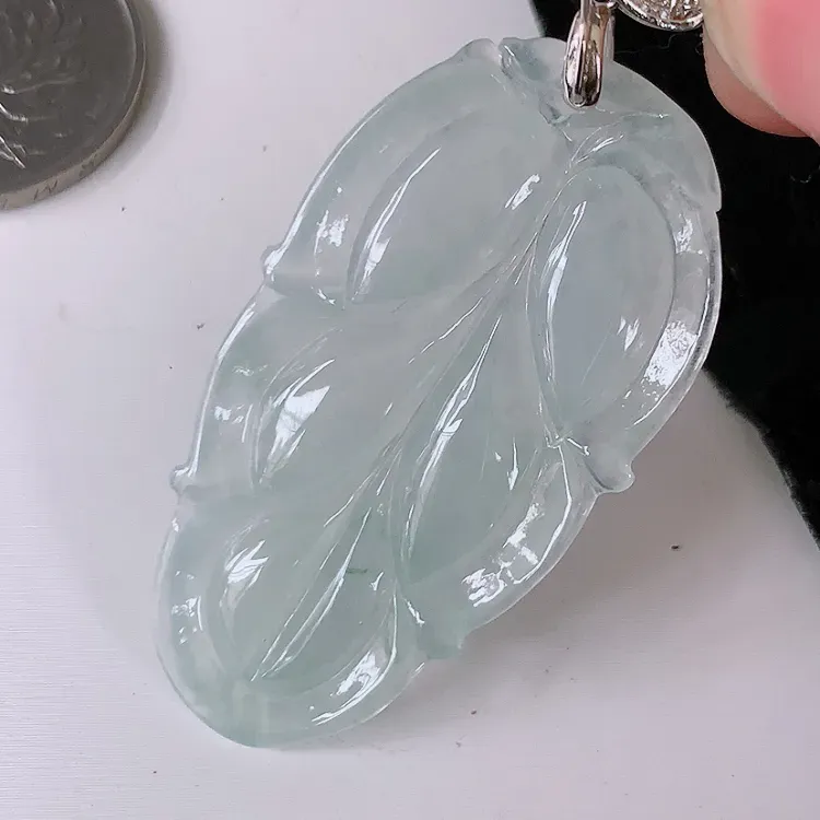 【自然光实拍~冰金枝玉叶翡翠吊坠,叶子挂件,水水润润的料子,清新透彻,莹润且起胶,配图银扣,佩戴事业有成!#118.4尺寸46.6*25*5】图6