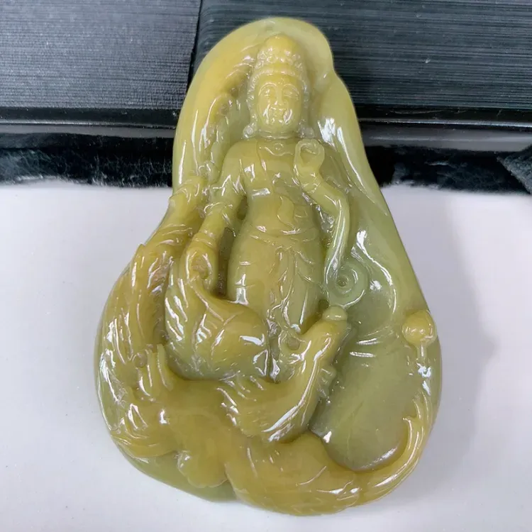 【自然光实拍~冰润黄翡凤凰观音翡翠挂件,凤凰观音,寓意善良,慈悲,吉祥与和谐。如此集天地万物灵气与一身的美玉,静谧 端庄。大件厚装,出神入化,佩戴效果优雅迷人,性价比超值!#161.4尺寸64*42.8*8】图7