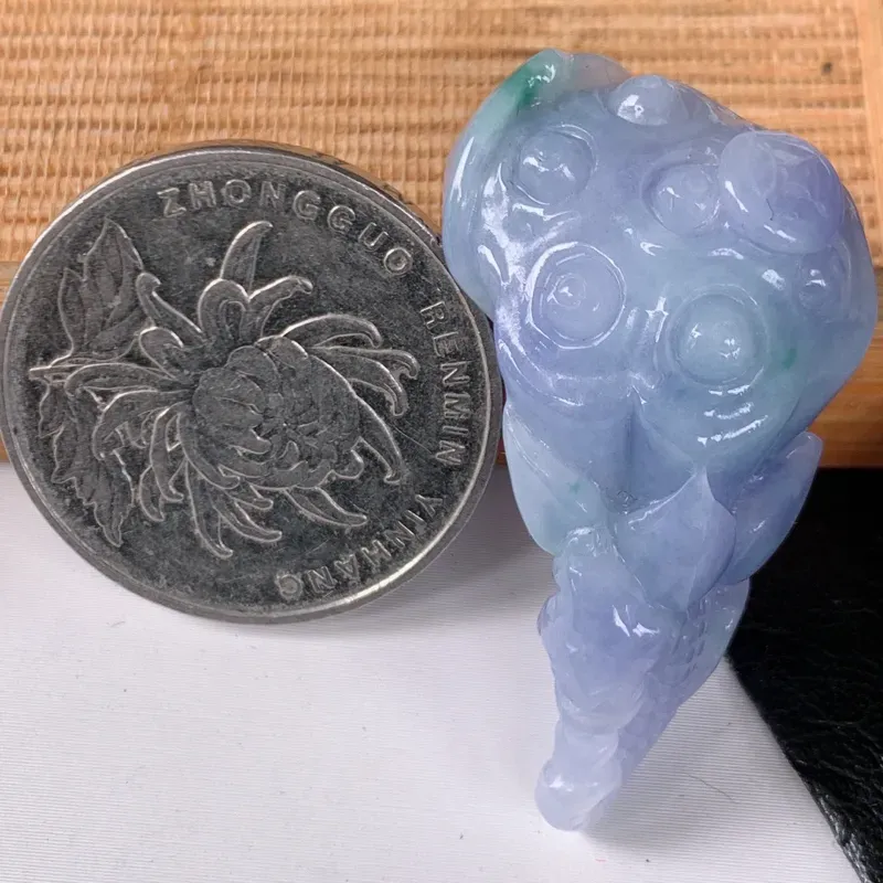 【自然光实拍~冰润紫罗兰招财莲蓬翡翠挂件,寓和和美美,财源广进,雕工婉约,栩栩如生,有和美之寓意,上身效果优雅迷人!#125.4尺寸36.5*20*13】图7