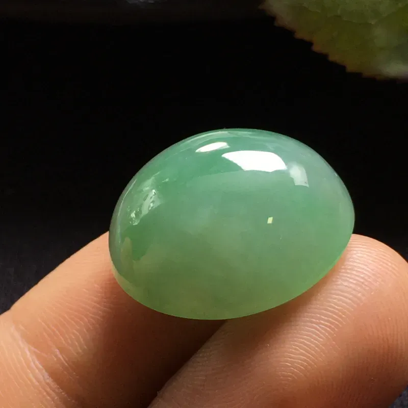 绿色蛋面裸石，底子细腻，色泽漂亮，无裂，干净起光，饱满圆润。尺寸：19.5-17.0-11.0