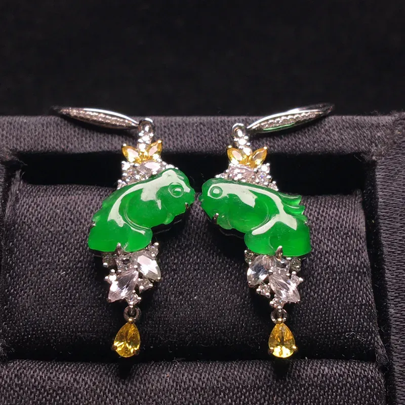 18k金彩宝伴钻镶嵌阳绿金鱼耳坠 金玉满堂 翠色浓郁 种色浓阳 佩戴精致大方 裸石 7 12 2 整体 39 12 4 对庄翡翠网