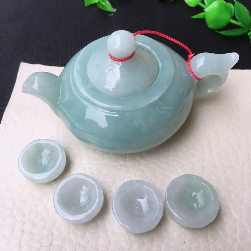 水润浅绿小茶壶摆件，玉质细腻水润起胶，色泽均匀，壶尺寸83*56*46mm，约小杯18*12mm .#735