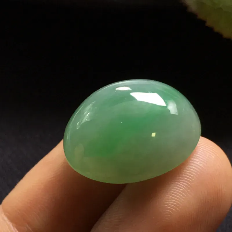 绿色蛋面裸石，底子细腻，色泽漂亮，无裂，干净起光，饱满圆润。尺寸：19.5-17.0-11.0