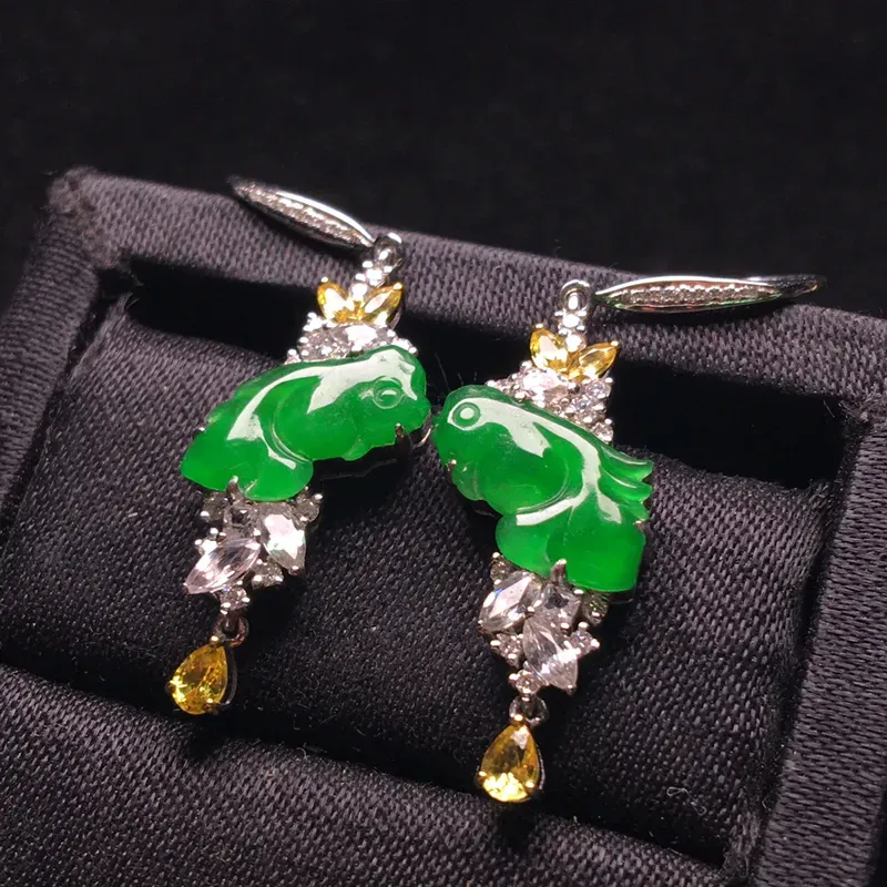 18k金彩宝伴钻镶嵌阳绿金鱼耳坠 金玉满堂 翠色浓郁 种色浓阳 佩戴精致大方 裸石 7 12 2 整体 39 12 4 对庄翡翠网