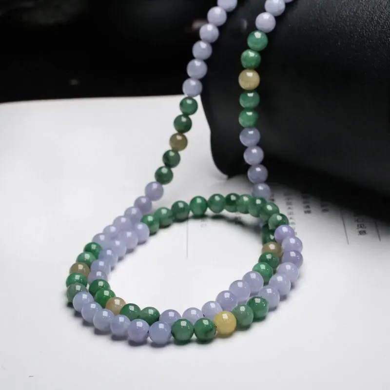 三彩翡翠珠链。共110颗珠子，取其中一颗珠尺寸大约6.7mm，清秀高雅，实物漂亮，有天然杂质，佩戴效果优雅端庄，配珠为饰品珠。