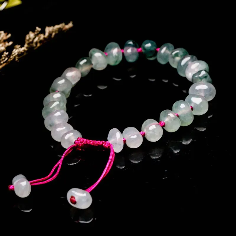 翡翠手串，共26颗珠子，取其中一颗珠尺寸大约8.9*5.8mm，亮丽秀气，玉质水润，上手佩戴效果优雅大方。