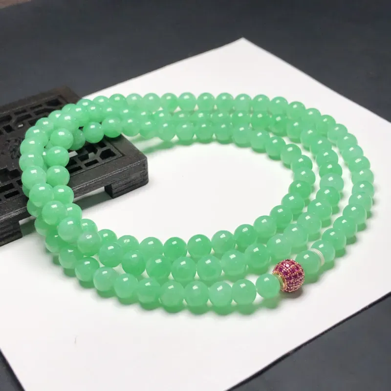 糯种果绿翡翠珠链项链，118颗，直径6.2毫米，质地细腻，水润光泽，隔珠是装饰品，A031AAO