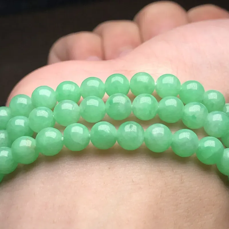 糯种果绿翡翠珠链项链，118颗，直径6.2毫米，质地细腻，水润光泽，隔珠是装饰品，A031AAO