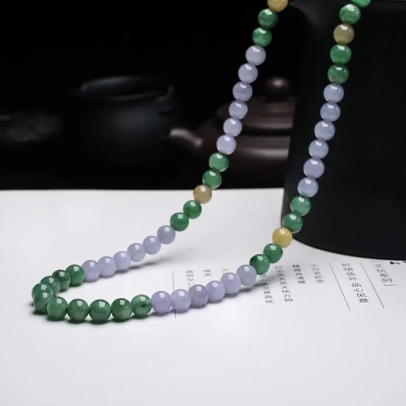 三彩翡翠珠链。共110颗珠子，取其中一颗珠尺寸大约6.7mm，清秀高雅，实物漂亮，有天然杂质，佩戴效果优雅端庄，配珠为饰品珠。