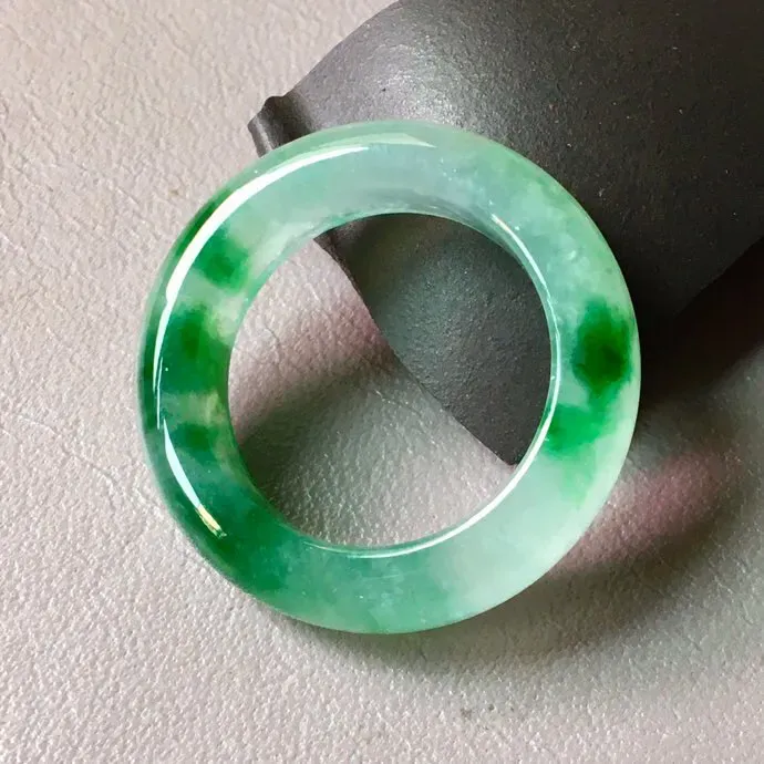 冰种飘绿指圈，无纹无裂，色泽艳丽，尺寸6.3/4.4.内径18