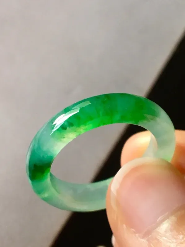 冰种飘绿指圈，无纹无裂，色泽艳丽，尺寸4.3/3.5内径17.8